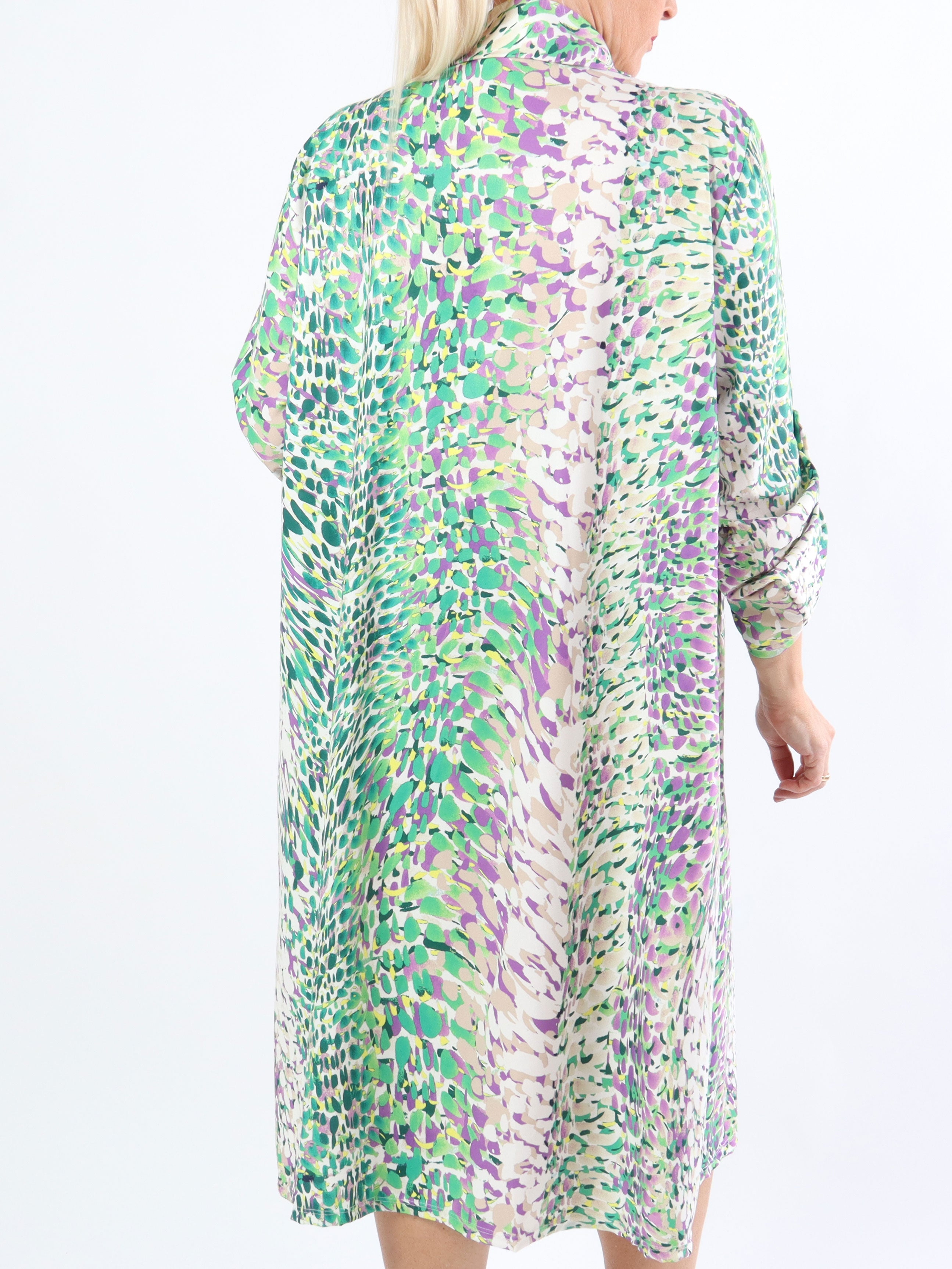 Lilly - Söt mönstrad klänning i plus size med skjortkrage